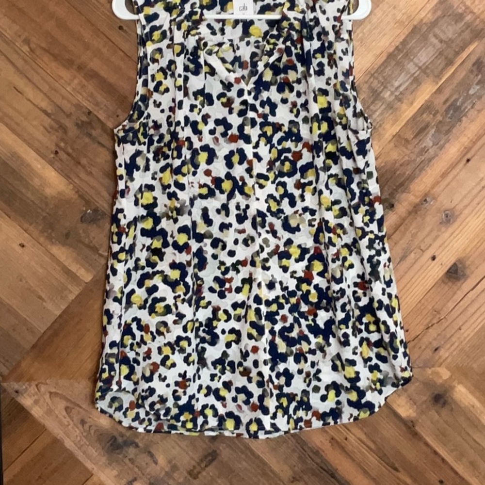 CAbi sleeveless blouse. Ruffled check collar. Abstract floral print.